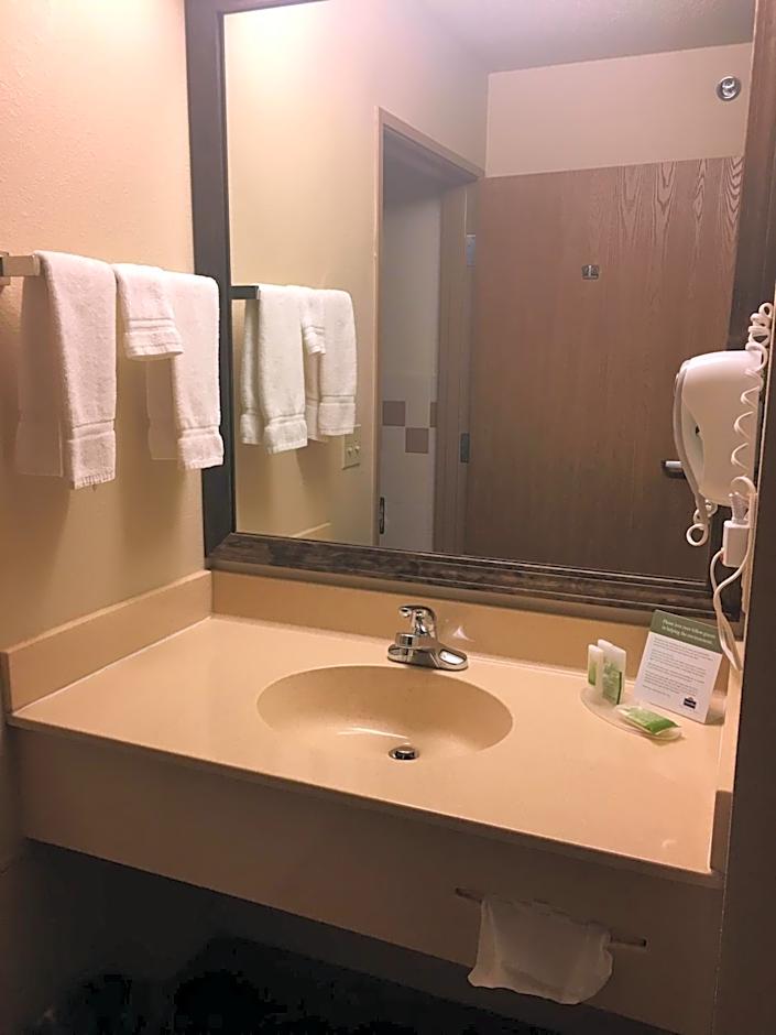 AmericInn by Wyndham Monmouth