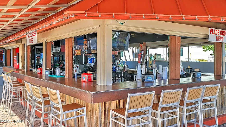 Luxury Beachfront Studio - Private Balcony with Ocean View - Heated Pool - Hot Tub - Tiki Bar - Sauna