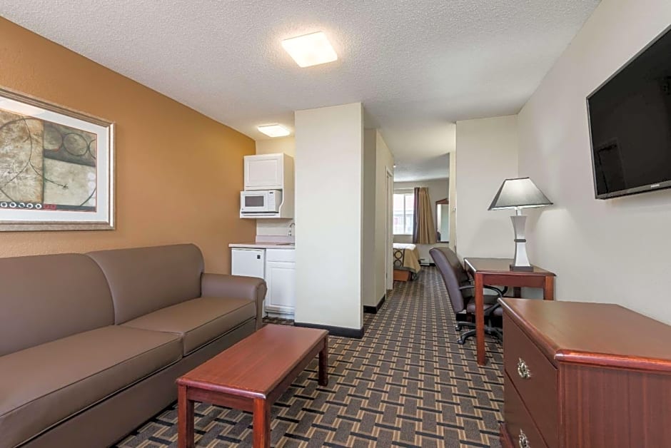 Super 8 by Wyndham Indianapolis/NE/Castleton Area