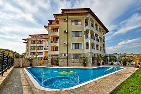 Toma's Residence - Front Beach