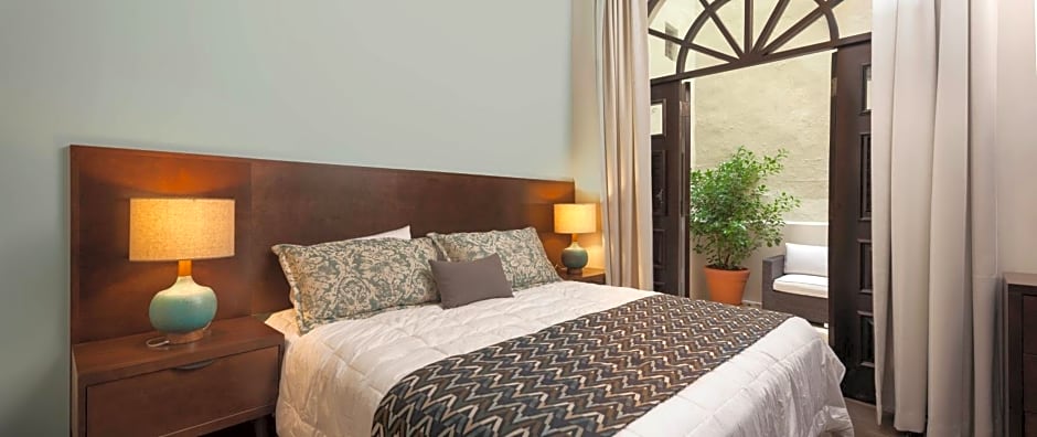 Decanter Hotel