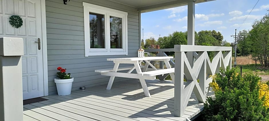 Szary domek nad jeziorem