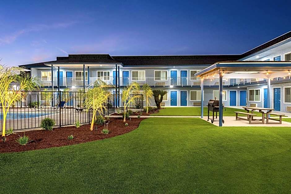 Super 8 by Wyndham Lindsay Olive Tree