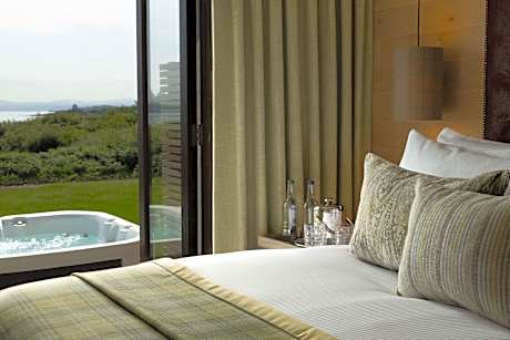 Retreat Suite with Hot Tub