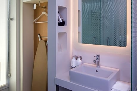 Premium Queen Room with Bunk