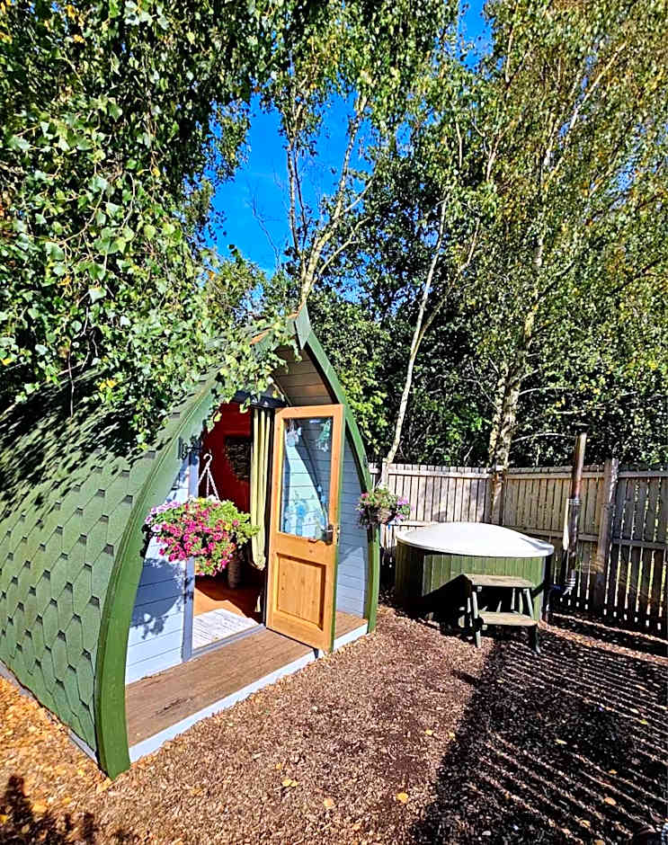 The Forest Pod - Wood Fired Hot Tub and Fire Pit