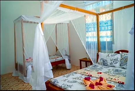 Basic Triple Room with Shared Bathroom