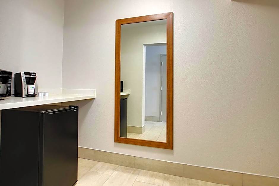 Holiday Inn Express & Suites Wapakoneta By IHG
