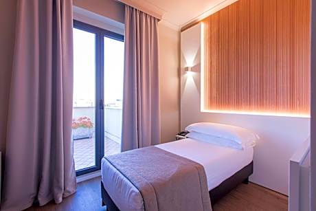 Cozy Single Room with Balcony