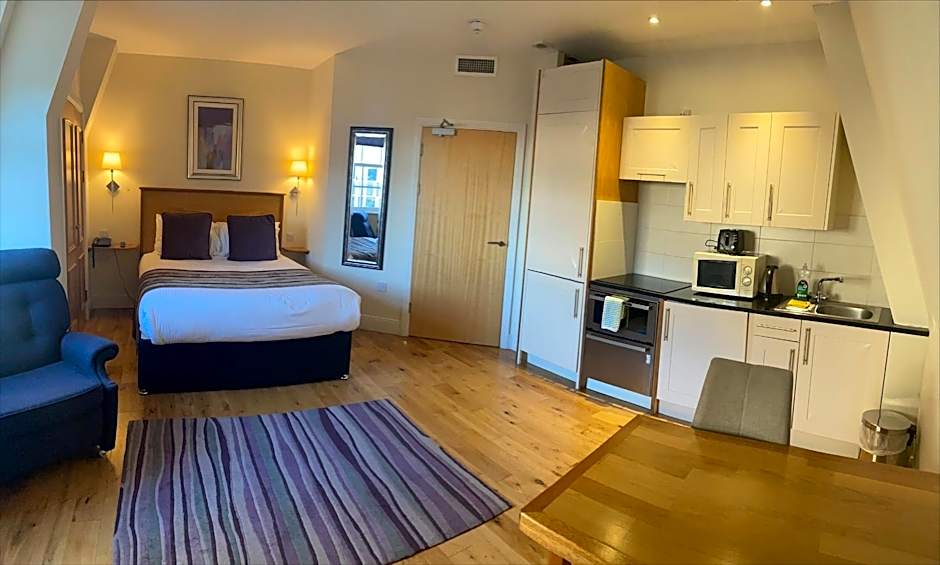 Royal Athenaeum Suites