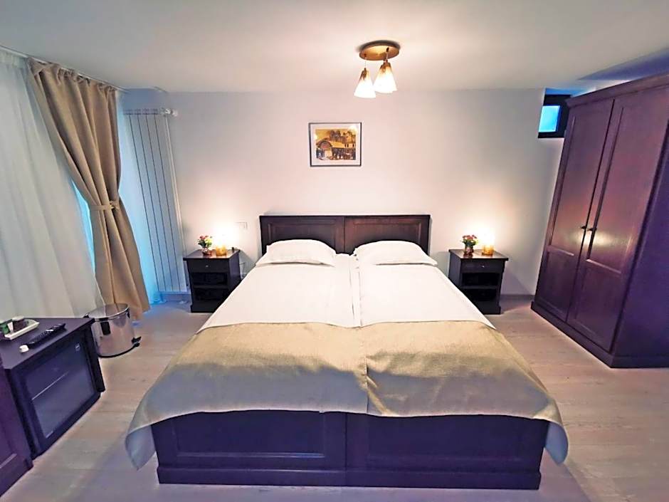 Complex Parc Pini Moinesti