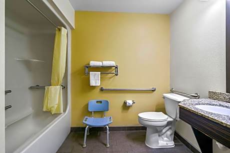 Queen Room - Accessible/Non Smoking