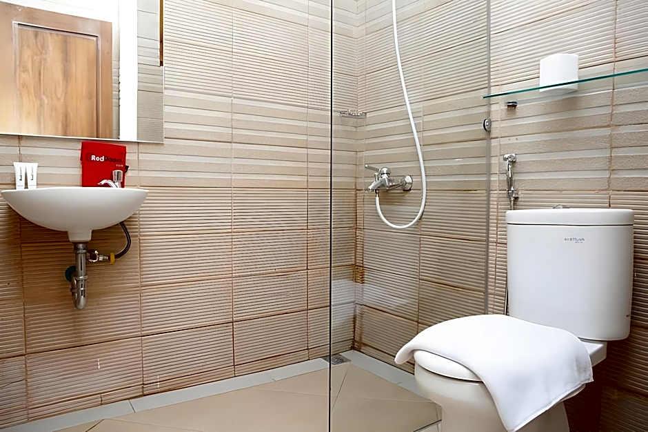 RedDoorz Plus near Pasundan University