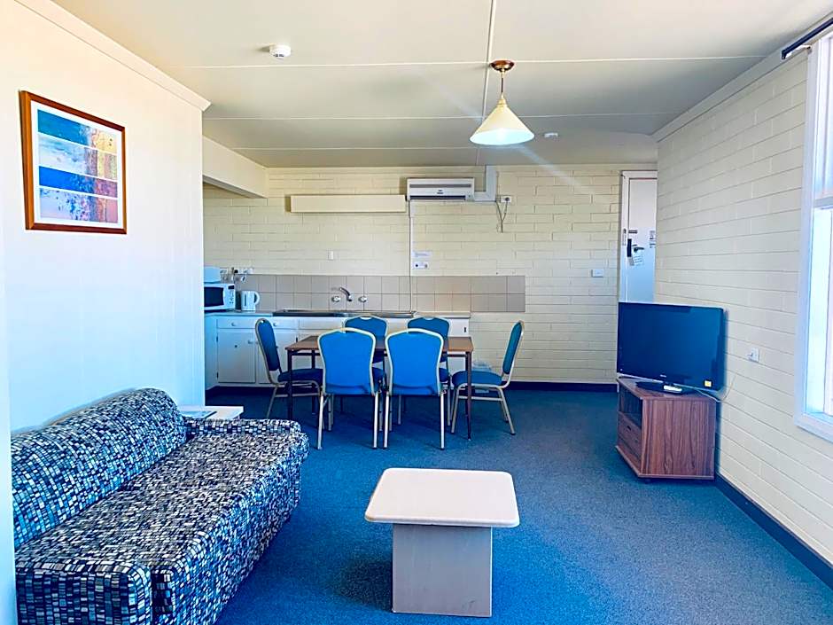 Opal Inn Hotel, Motel, Caravan Park