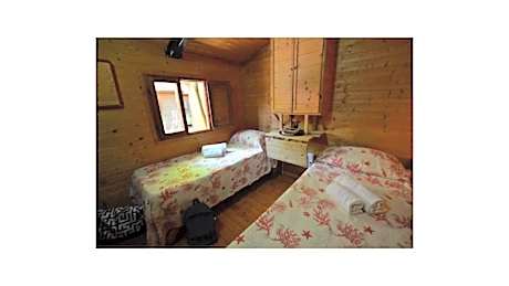 MINI CHALET 2 SINGLE BEDS AND SHARED BATHROOM