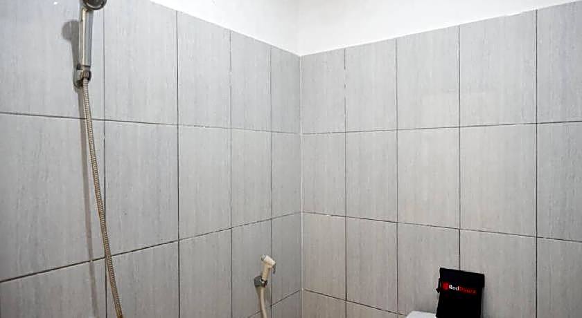 RedDoorz Plus near Stadion Wijaya Kusuma
