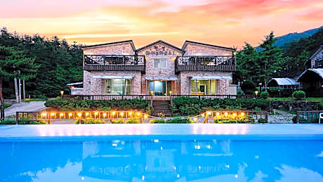 Sokcho White House Swimming Pool Pension
