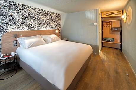 1 Queen Bed Non-Smoking Classic Room Courtesy Tray
