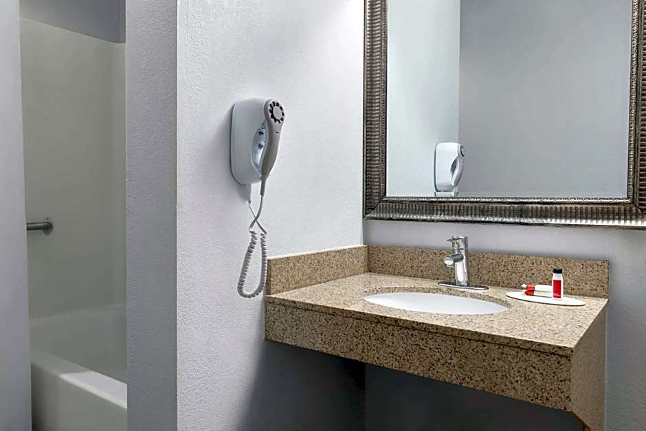 Microtel Inn & Suites By Wyndham Lincoln