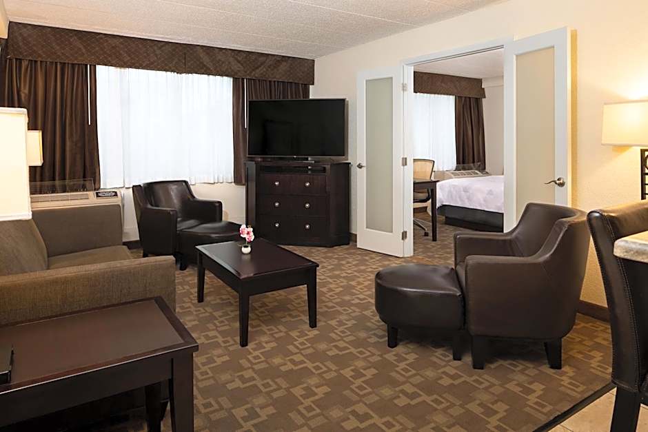 Holiday Inn and Suites Charleston West By IHG