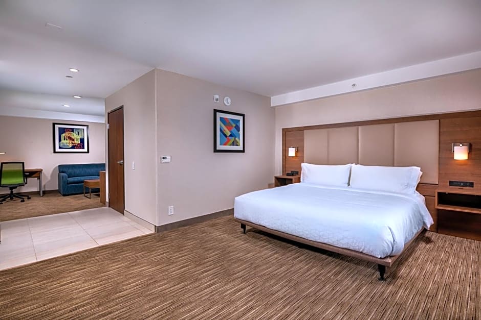 Holiday Inn Express & Suites Chatsworth