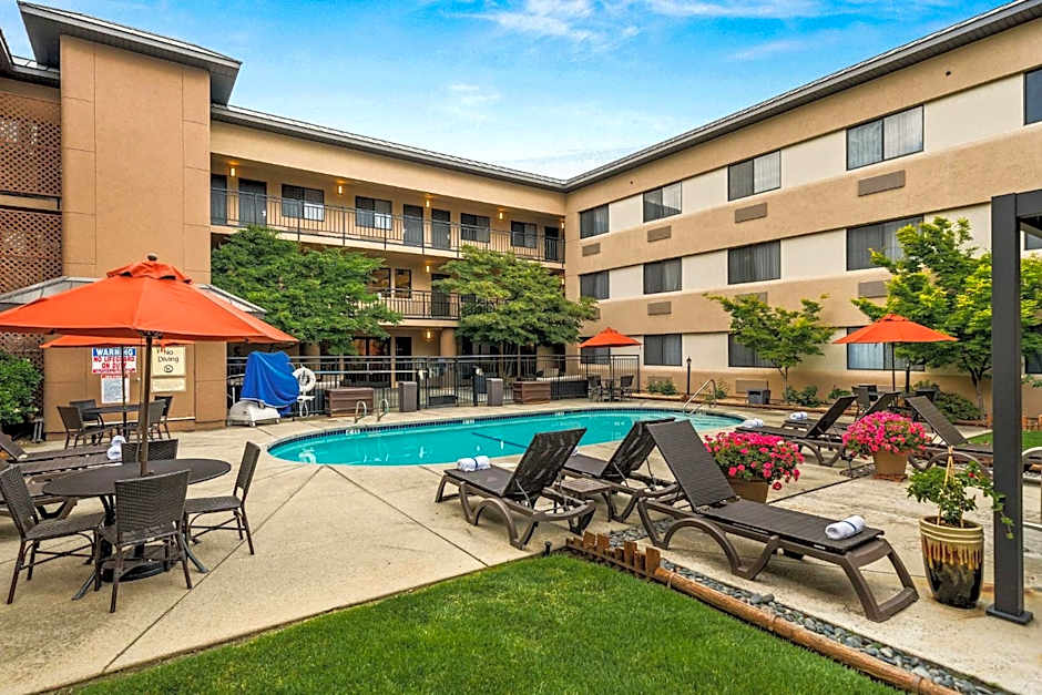 Oxford Suites Redding