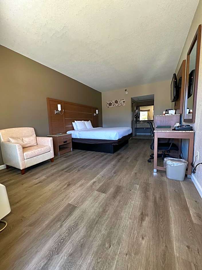Quality Inn & Suites Near Six Flags - Austell