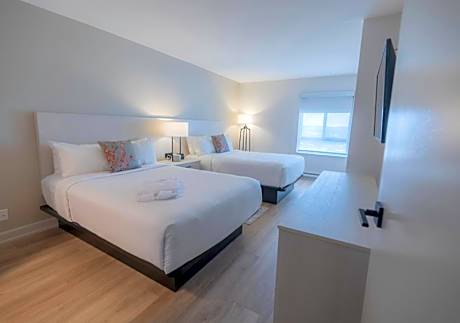 Two-Bedroom Deluxe Apartment with Balcony