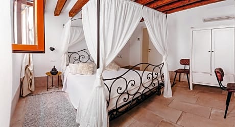 Deluxe Double Room with Shower
