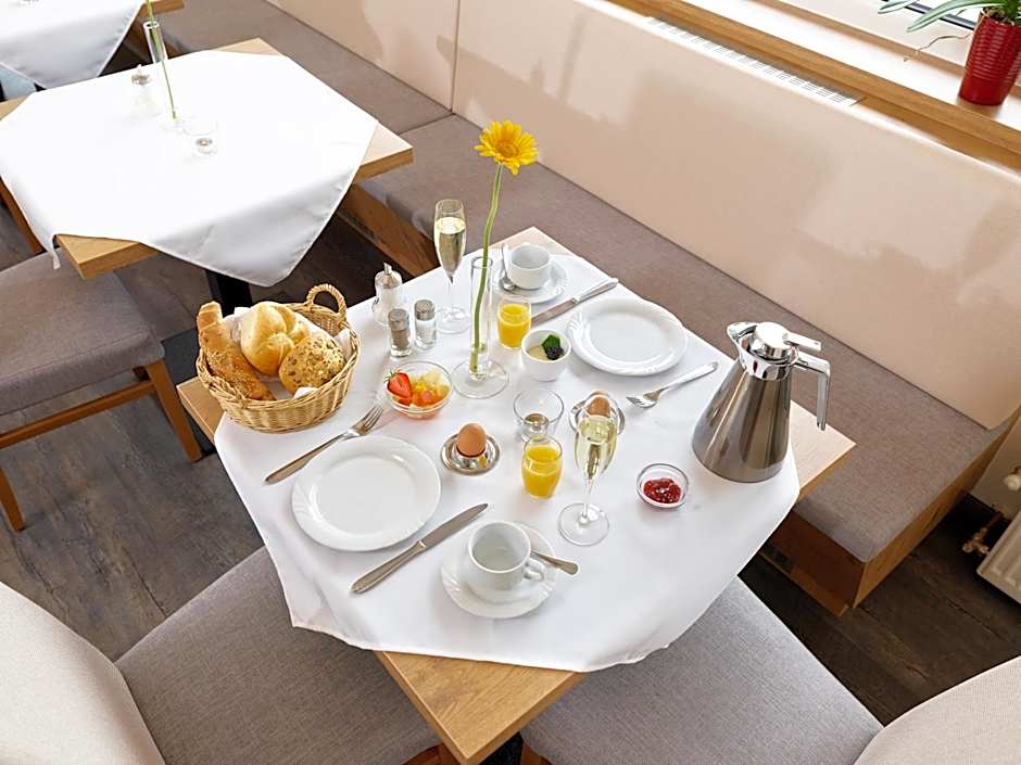 Hotel Hanauerlehen - ruhige & zentrale Top-Lage - mit Schwimmbad, Sauna, Parkplätze & Café - bayerischer Familienbetrieb