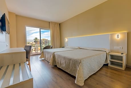 DOUBLE PREMIUM ROOM 2 ADULTS + 2 CHILDREN
