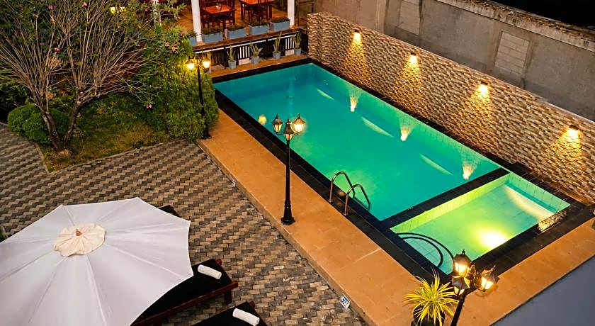 Queens Beach Hotel