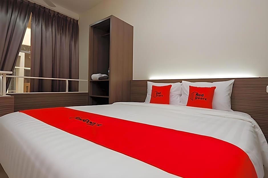 RedDoorz Plus near Paragon Mall Semarang