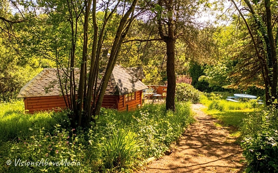 Tudor Lodge with pool & BBQ cabin