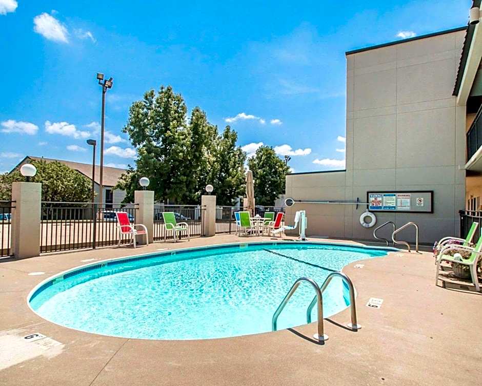 Quality Inn US65 & E Battlefield Rd Springfield