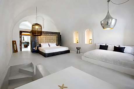 Superior Honeymoon Cave Suite with Indoor & Outdoor Plunge Pool & Caldera View