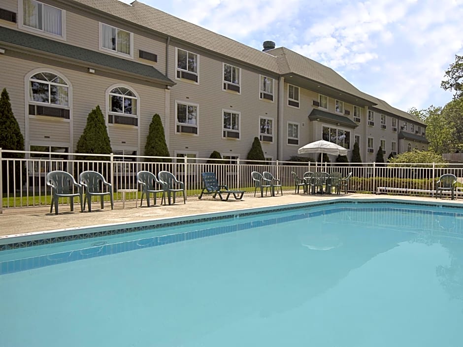 Econo Lodge Whitehall Near Michigan's Adventure