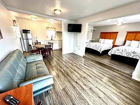 2 Queen Beds with Kitchenette