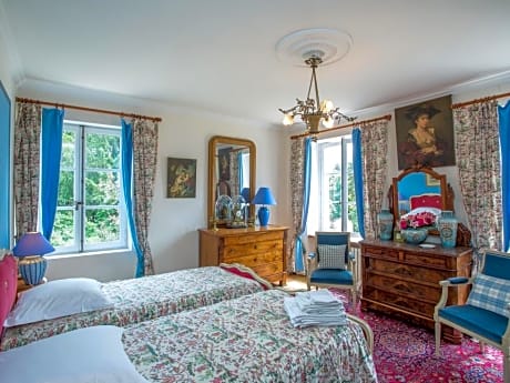Deluxe One-Bedroom Apartment with Garden View