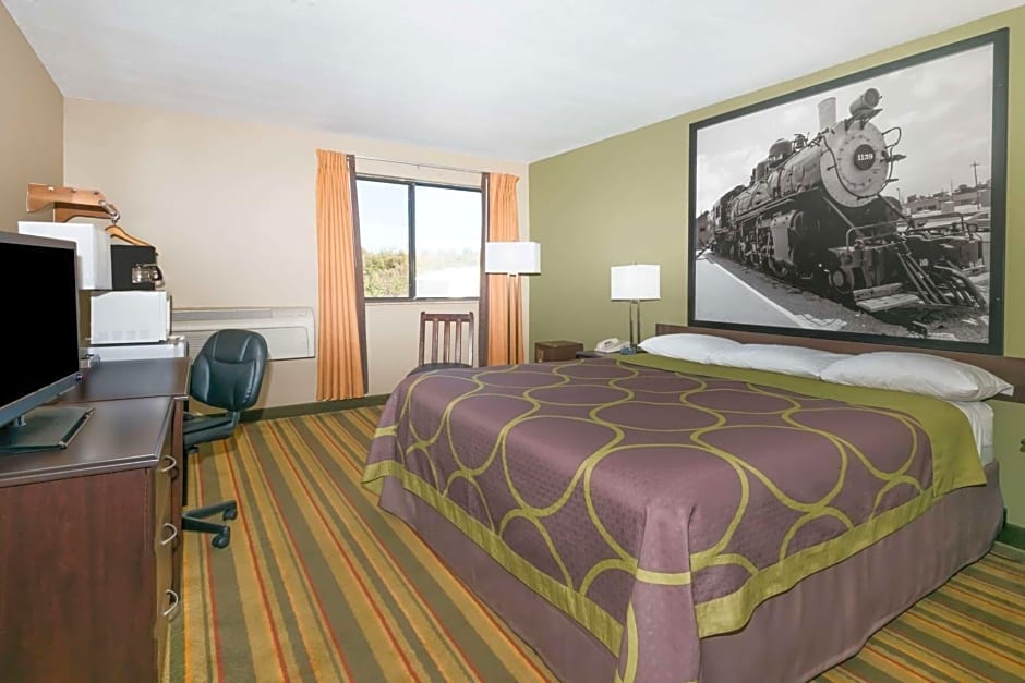 Super 8 by Wyndham Topeka/Wanamaker RD/I-70