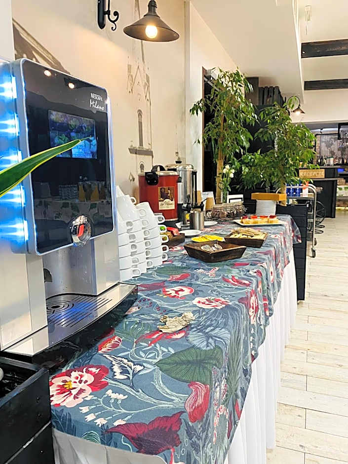 Old Tree Home & Restaurant