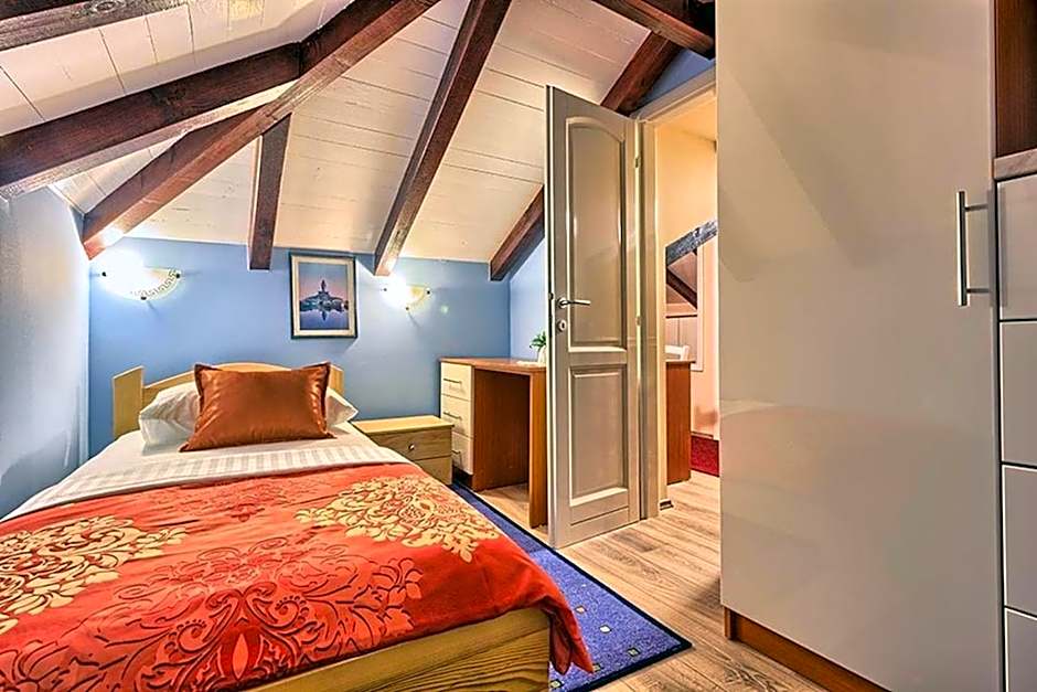 Luxury Beachfront Villa Dalmatino Trogir with private pool right at the beach in Okrug Gornji - Ciovo