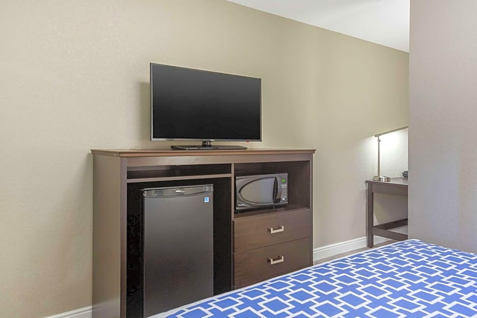 Rodeway Inn & Suites