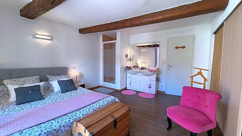 L'AMARILYS chambre d'hôte au coeur du village, terrasse avec vue sur le château