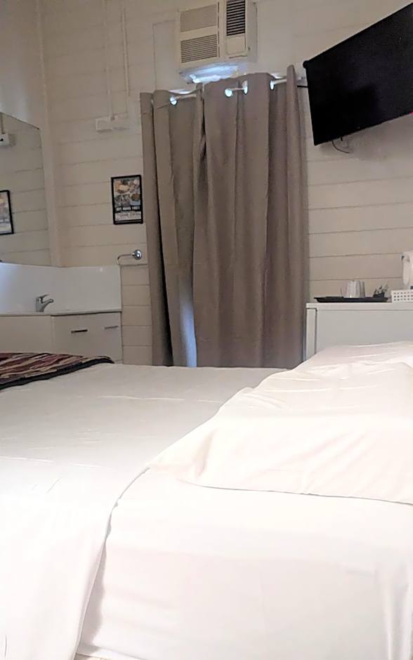 GRAND CENTRAL HOTEL PROSERPINE