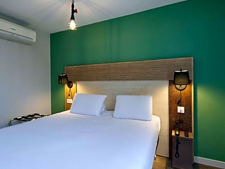 Pop Room with a double bed
