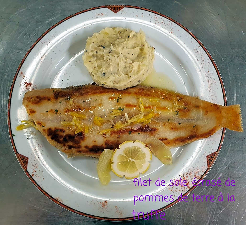 Hôtel Restaurant La Paix La Robe et le Palais