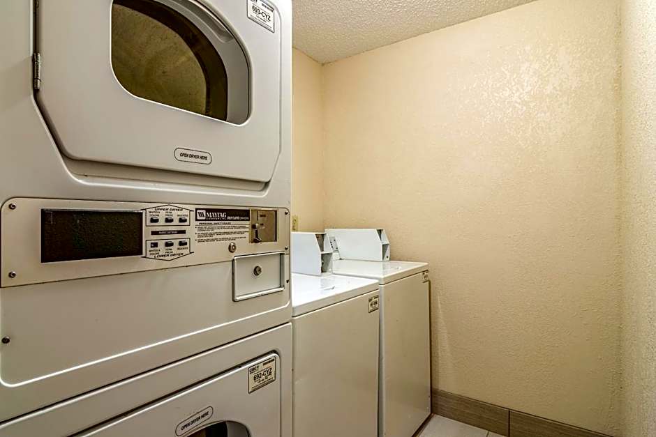 Red Roof PLUS+ & Suites Atlanta Airport South