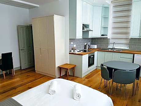 Studio-Comfort-Ensuite with Shower-With Fully Fitted Kitchen