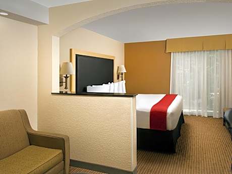 Queen Suite with Three Queen Beds and Sofabed - Non Smoking